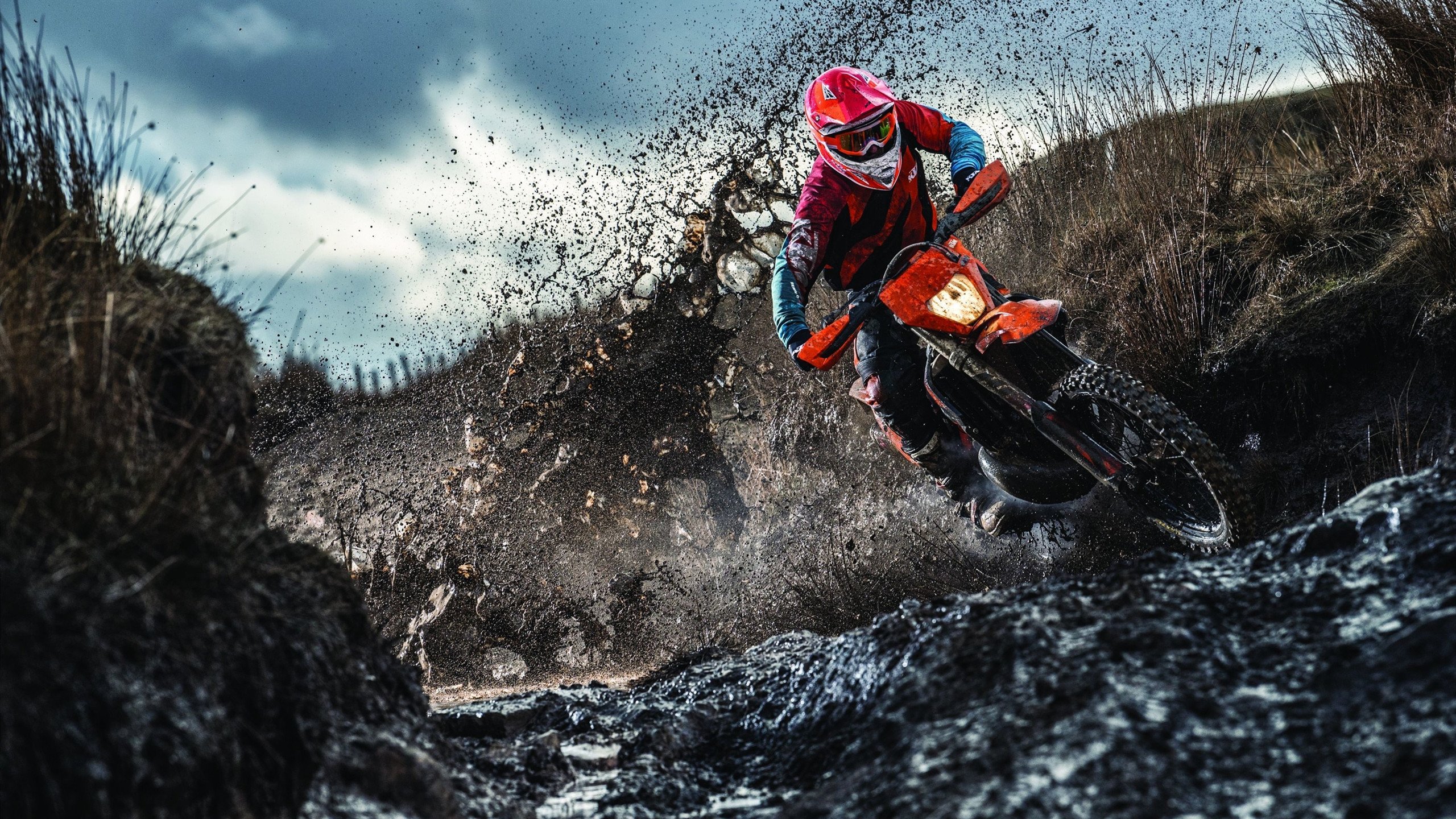 鹈鹕助教使用现场模拟教学讲解挡拆战术，鹈鹕拉闸防守